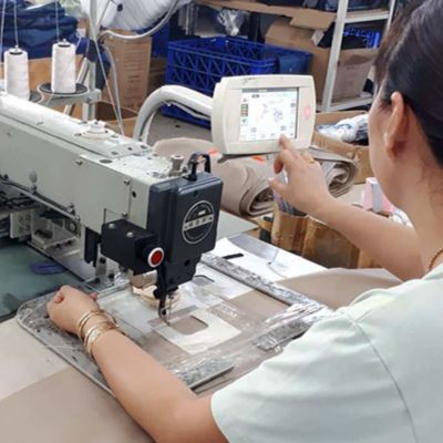 縫製工程（品質を確認しながら作業）