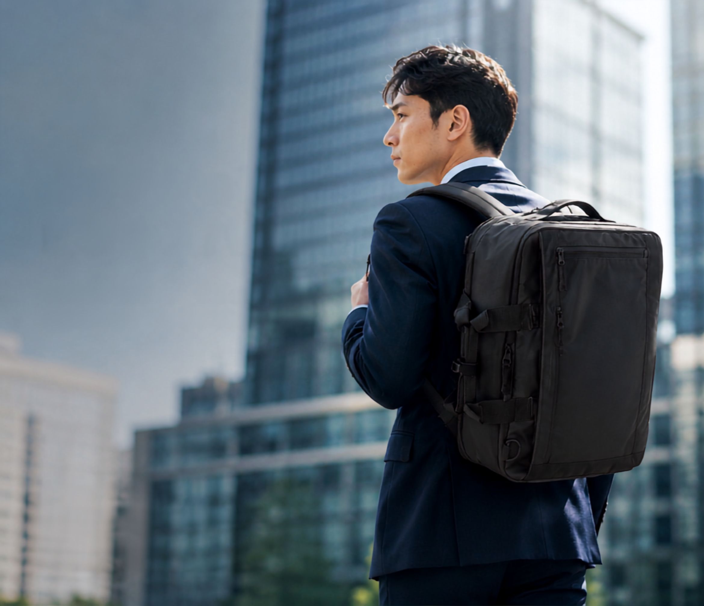 都市の通勤風景と3WAYビジネスリュック ADDEVA UrbanFlex